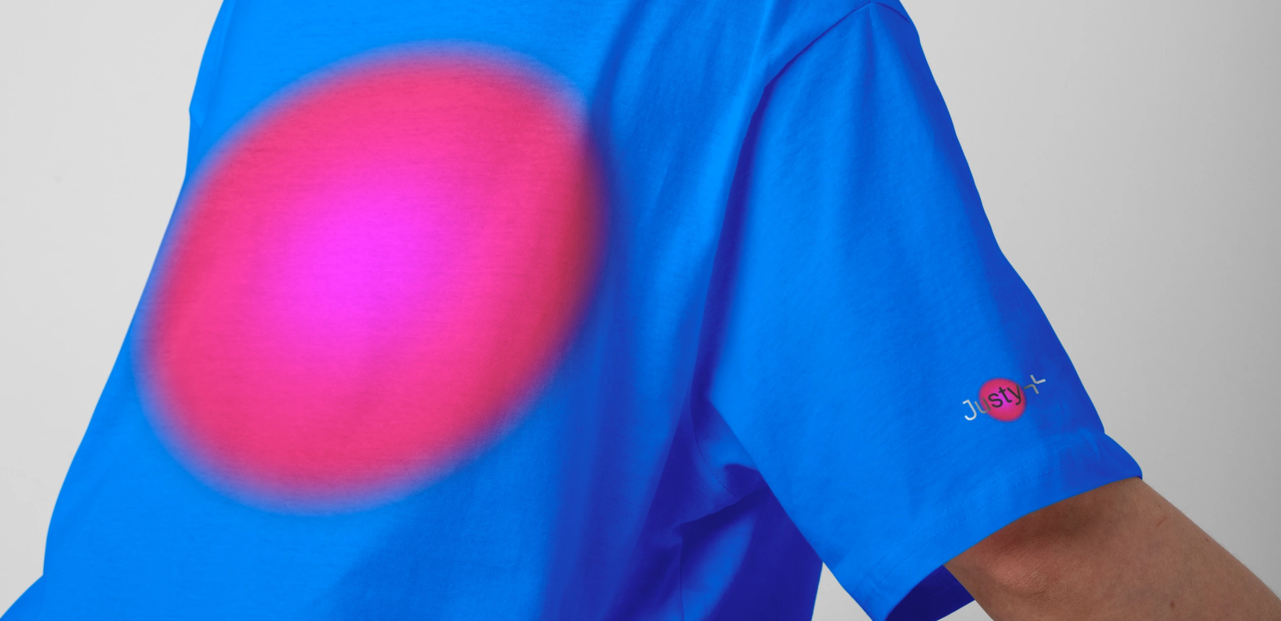 Взаимодействие цвета в айдентике на примере футболки