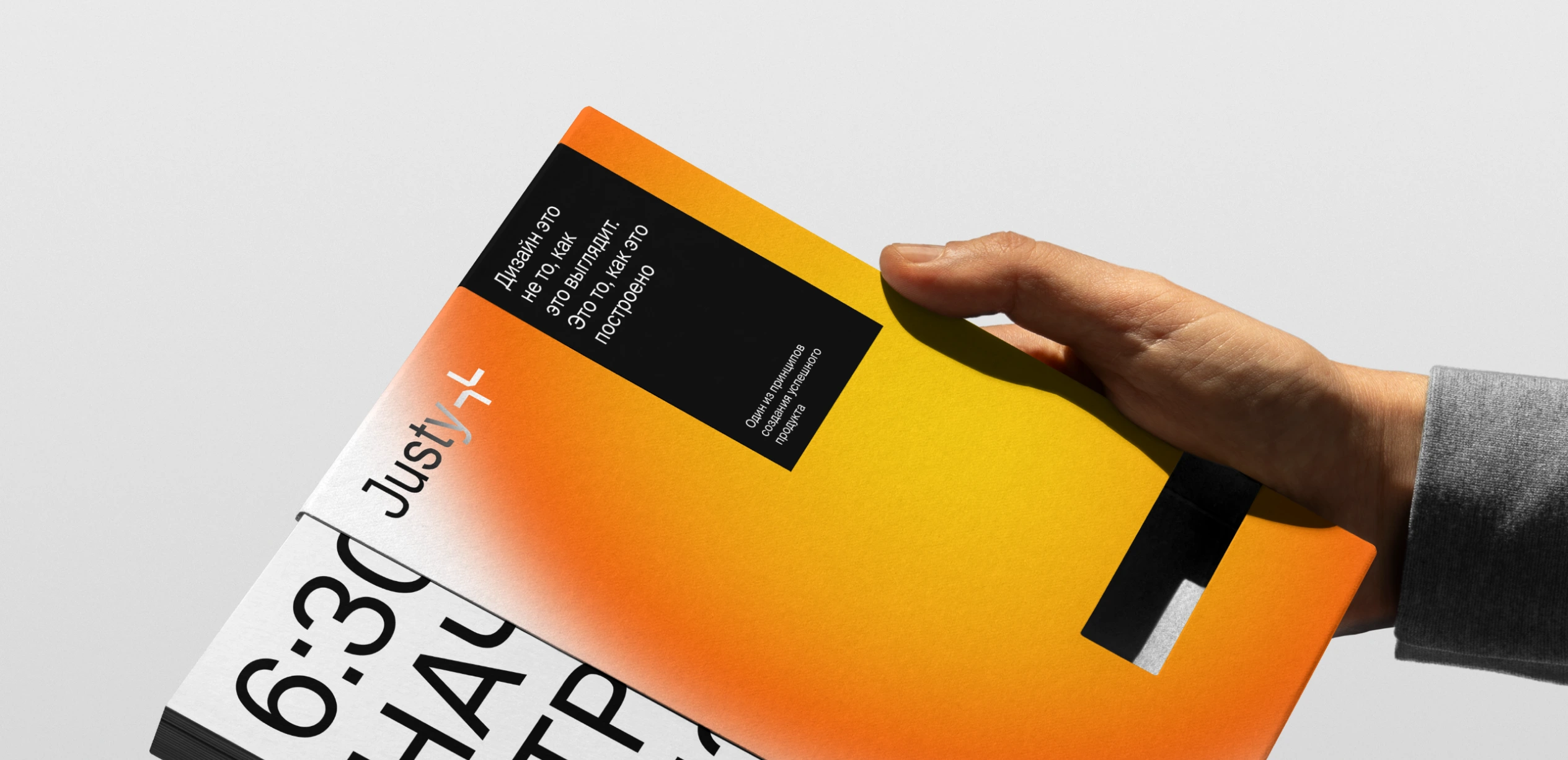 Пример использования Suisse Intl Book на черной плашке альбома