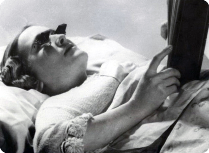 чтение лежа